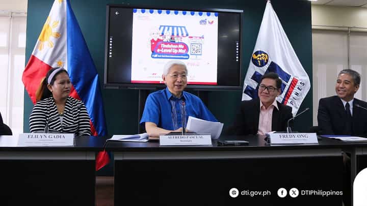 FROM left: Smart Communications Channel Management head Jacqueline Bocalan, Philippine Association of Stores and Carinderia Owners (PASCO) national president Elilyn Gadia, DTI Secretary Fred Pascual, Unilever chairman and CEO Fredy Ong, Hapinoy president Mark Joaquin Ruiz, GCash B2C sales head Mark Mamaril during the signing of a memorandum of understanding to launch the Sari-sari Store Advancement Program aimed at empowering over one million sari-sari store owners across the Philippines.
